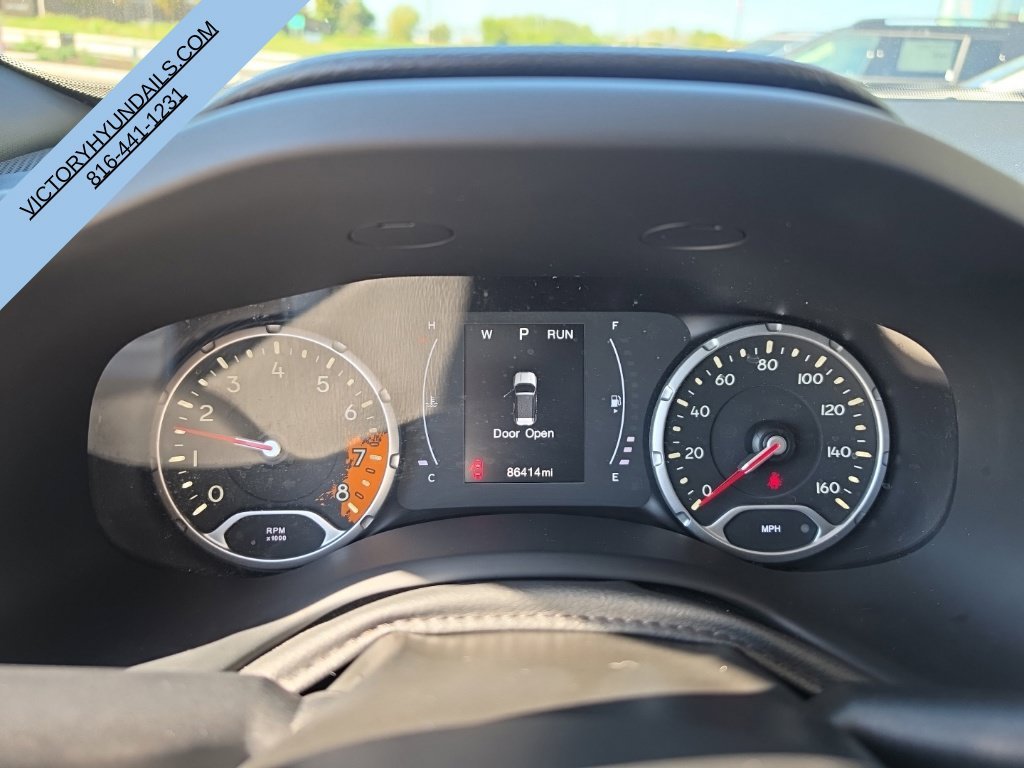 Used 2018 White Jeep Latitude image 11