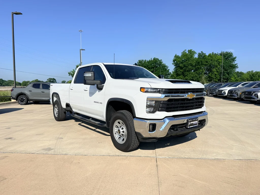 Used 2025 Summit White Chevrolet LT image 3
