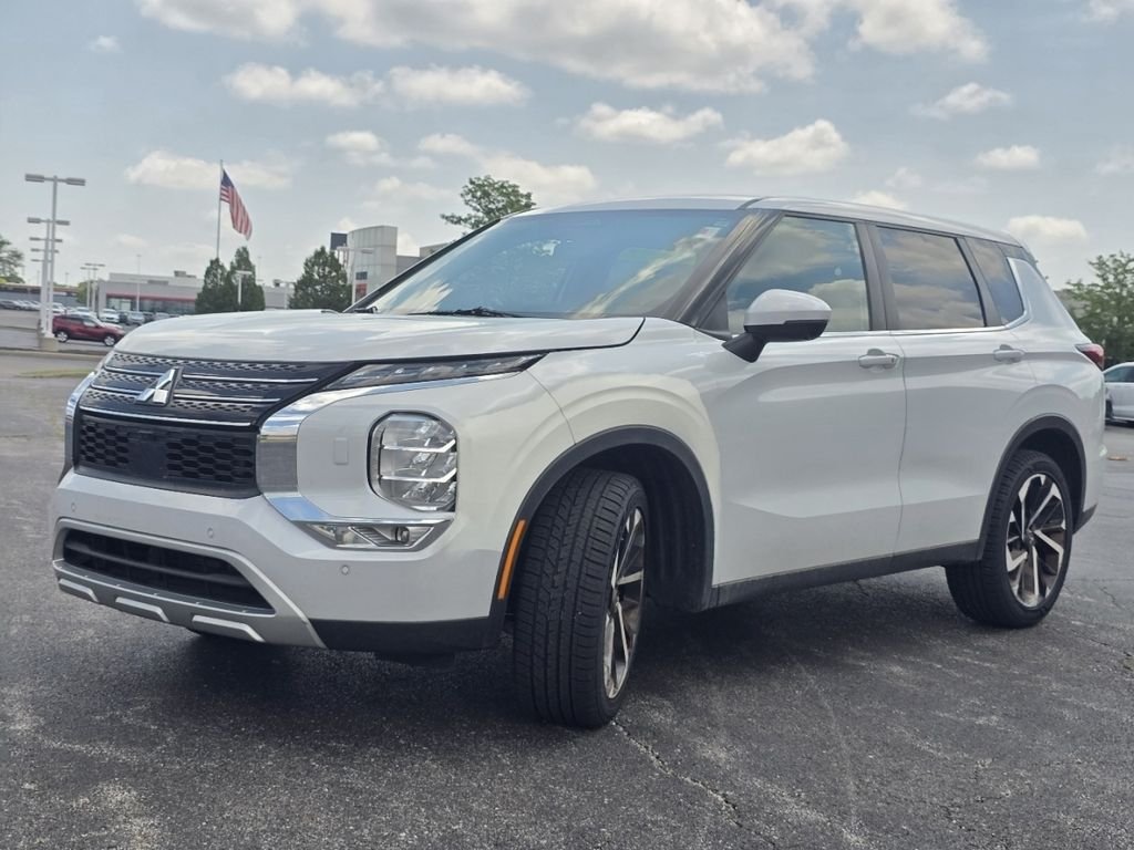 Used 2022 White Mitsubishi SE image 11