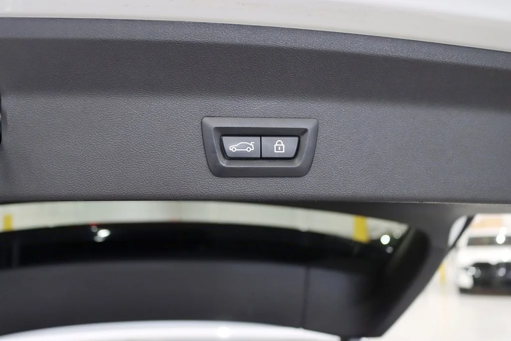 Used 2019 White BMW xDrive30i image 40