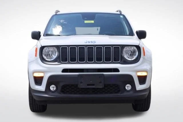 Used 2023 White Jeep Latitude image 4