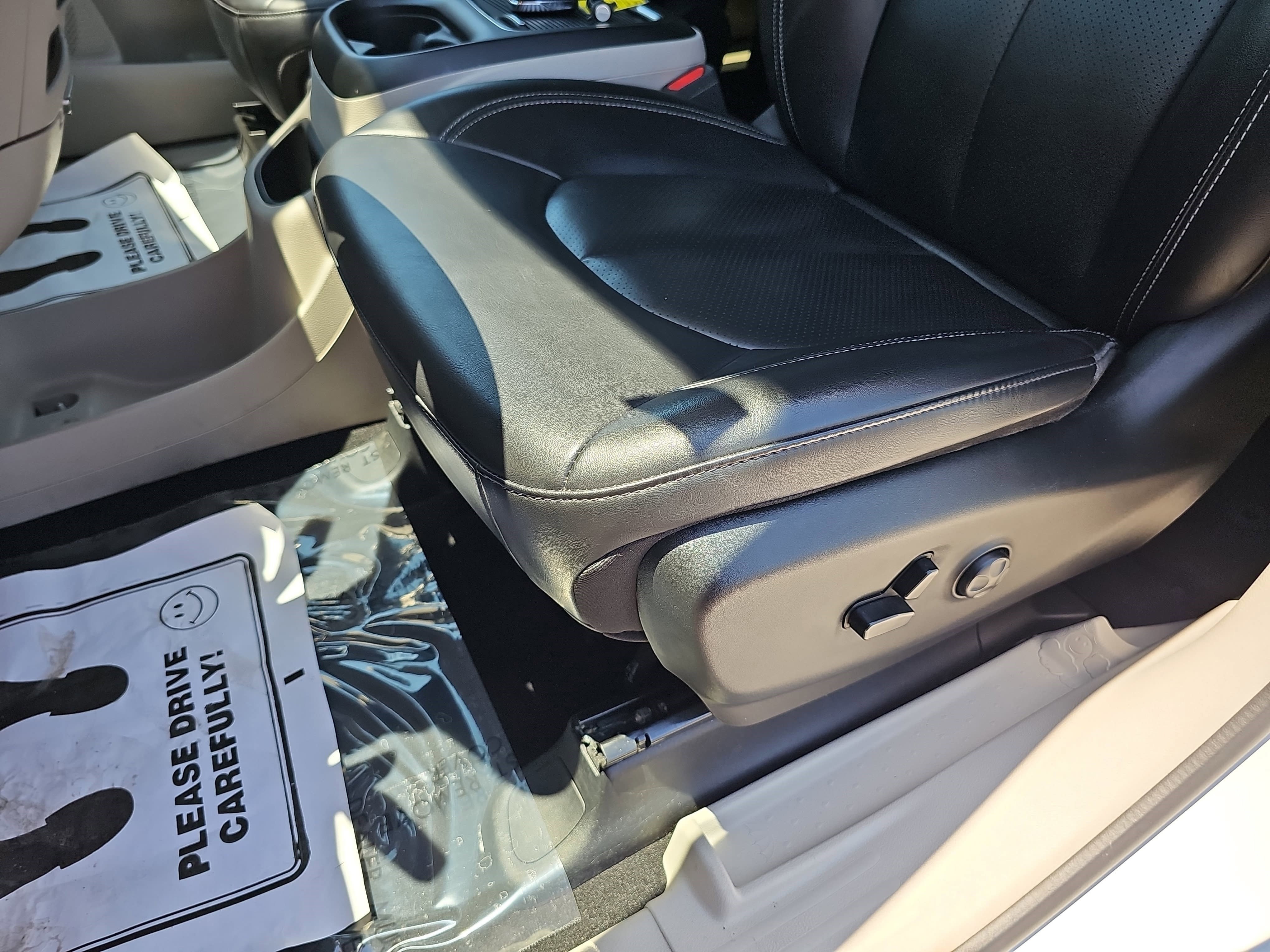 Used 2023 Bright White Clearcoat Chrysler Touring L image 23