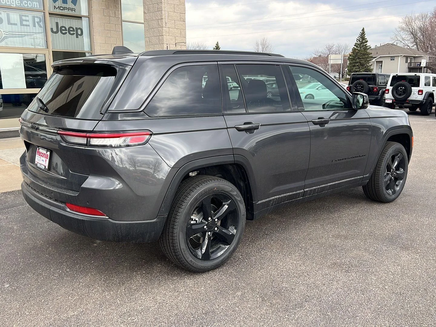 New 2026 Baltic Gray Metallic Clear-Coat Exterior Paint Jeep Limited image 7