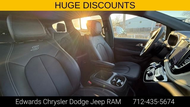 2026 Chrysler Pacifica Select - Photo 39