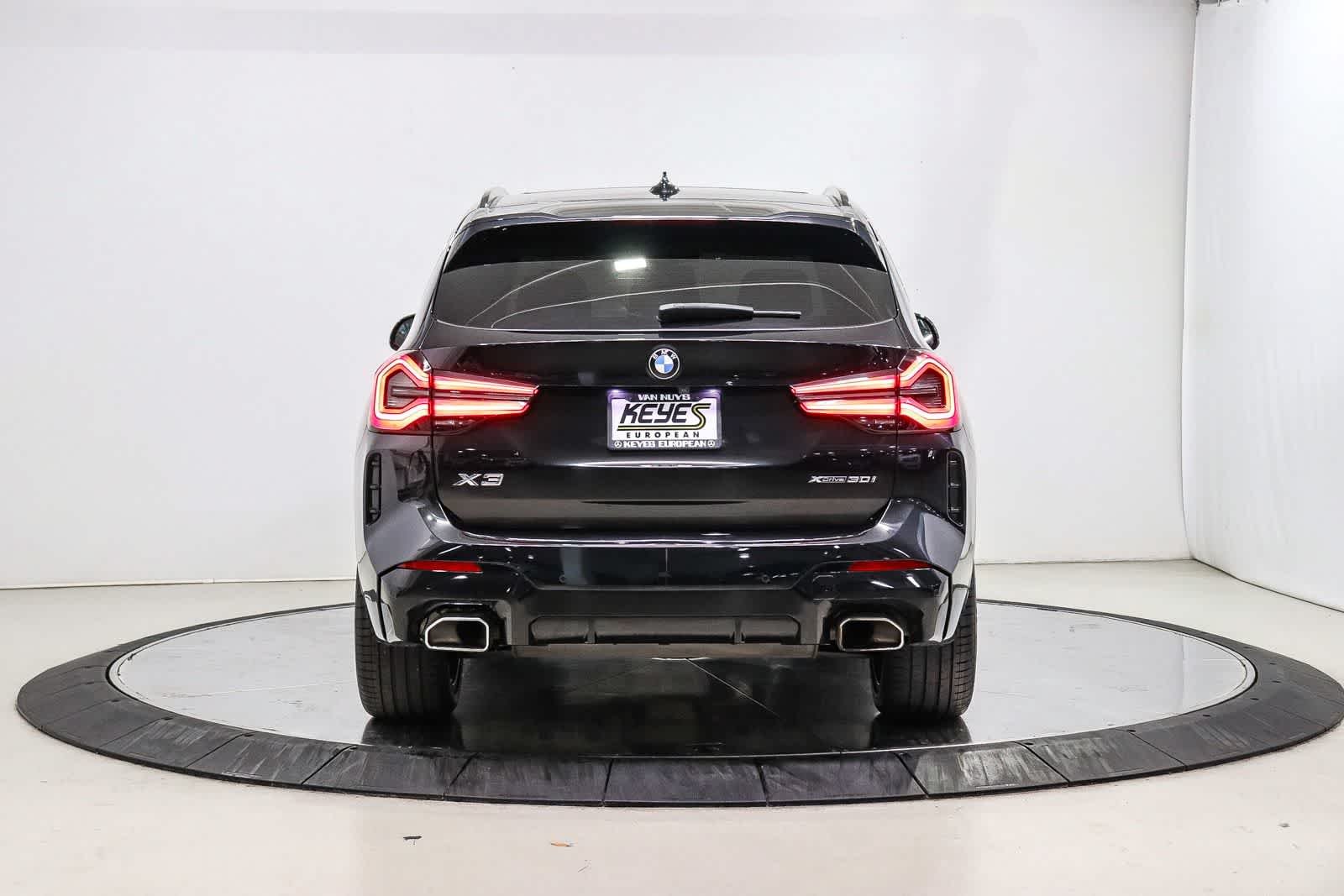 Used 2022 Black Sapphire Metallic BMW xDrive30i image 3
