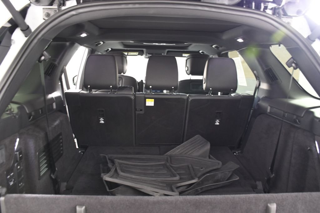 Certified Used 2025 Fuji White Land Rover Dynamic SE image 24