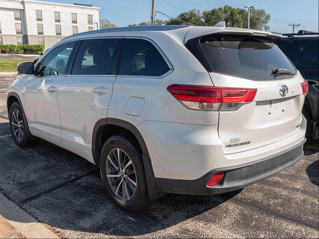 Used 2018 Blizzard Pearl Toyota XLE image 5