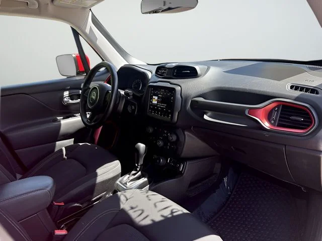 Used 2022 Red Jeep Latitude image 10