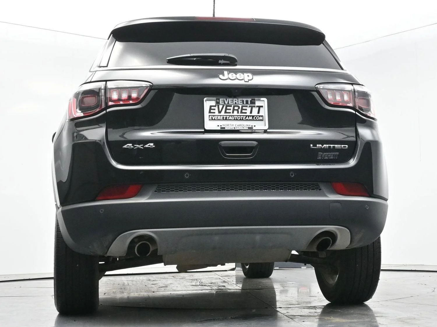 Used 2023 Diamond Black Crystal Pearlcoat Jeep Limited image 46
