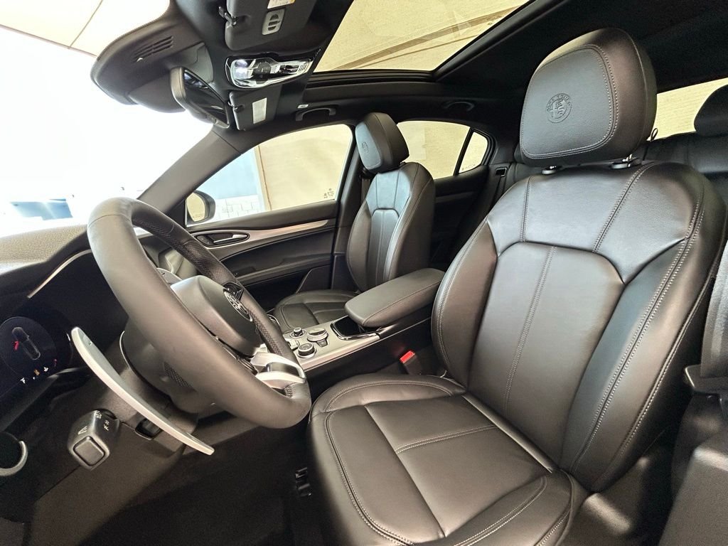 New 2025 Milano White Exterior Paint Alfa Romeo Base image 23