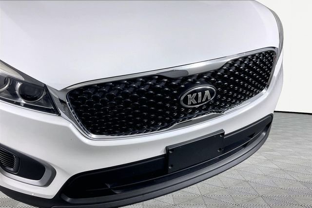 Used 2017 White Kia LX image 29