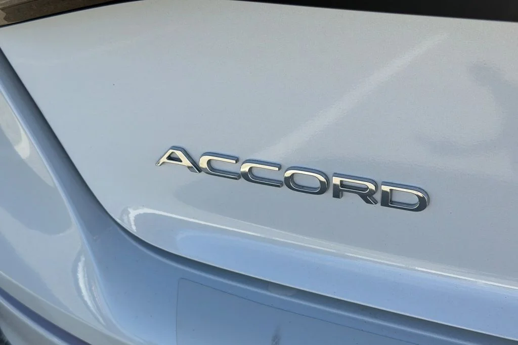 Used 2025 Platinum White Pearl Honda LX image 7
