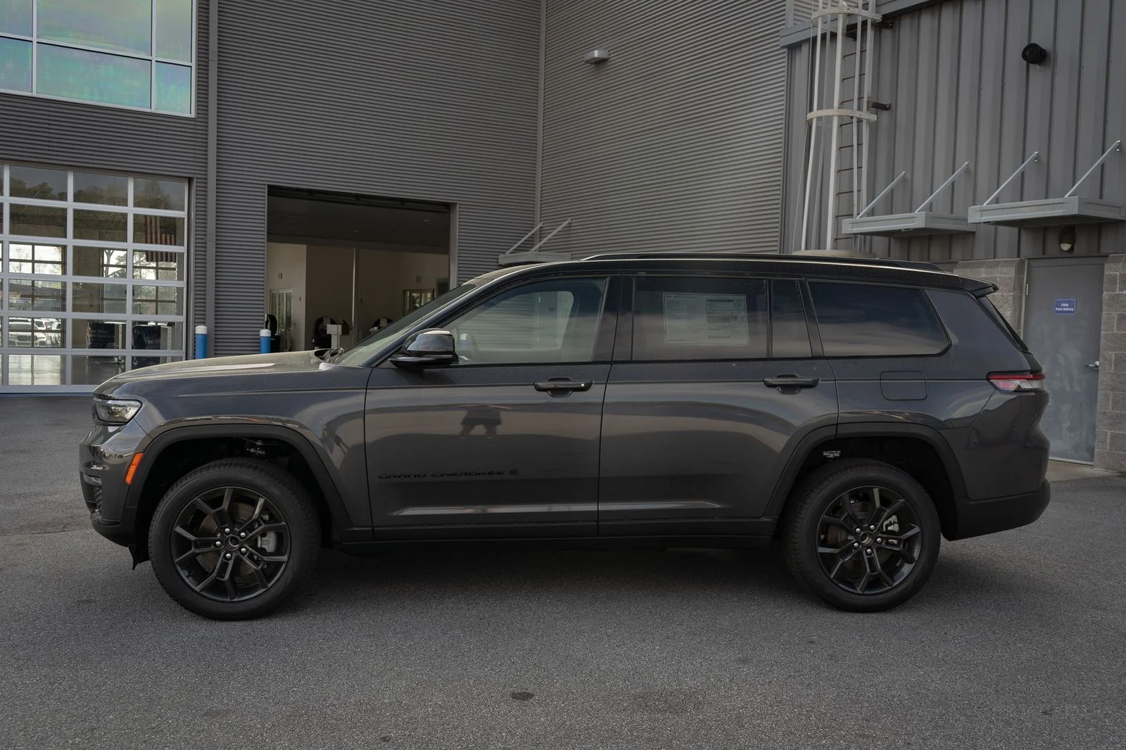 New 2025 Baltic Gray Metallic Clear-Coat Exterior Paint Jeep Limited image 5