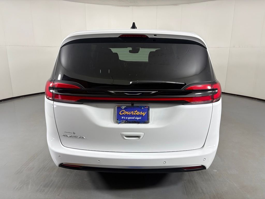New 2027 Bright White Clear-Coat Paint Chrysler Select image 7