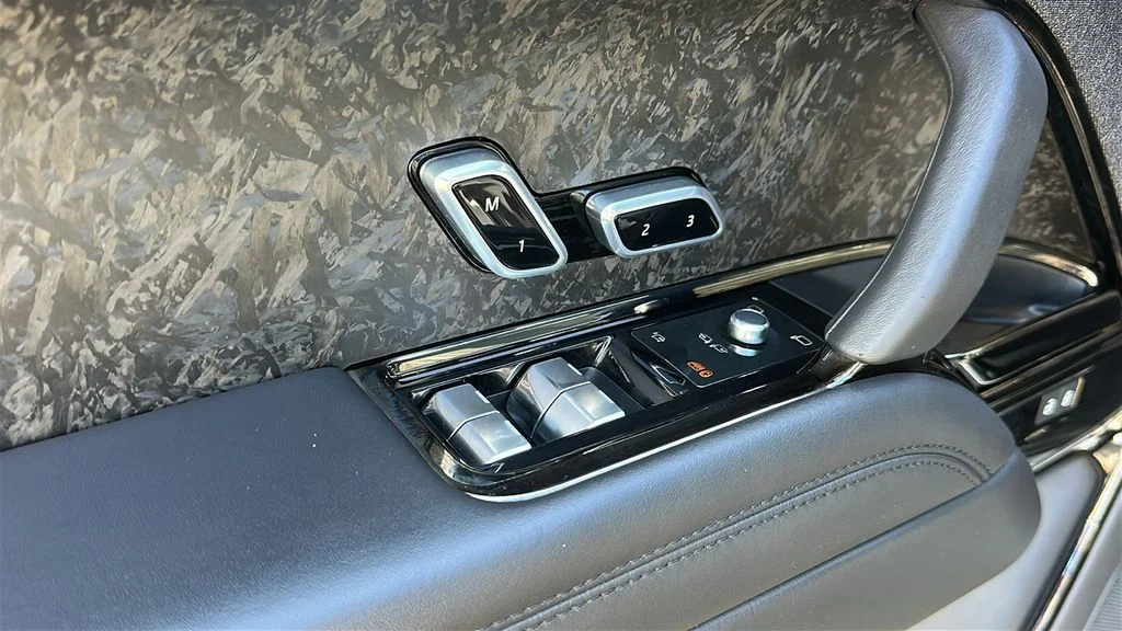 Used 2023 Black Land Rover SE image 9