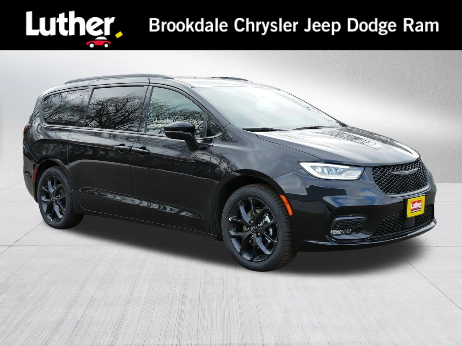 2026 Chrysler Pacifica Select's photo