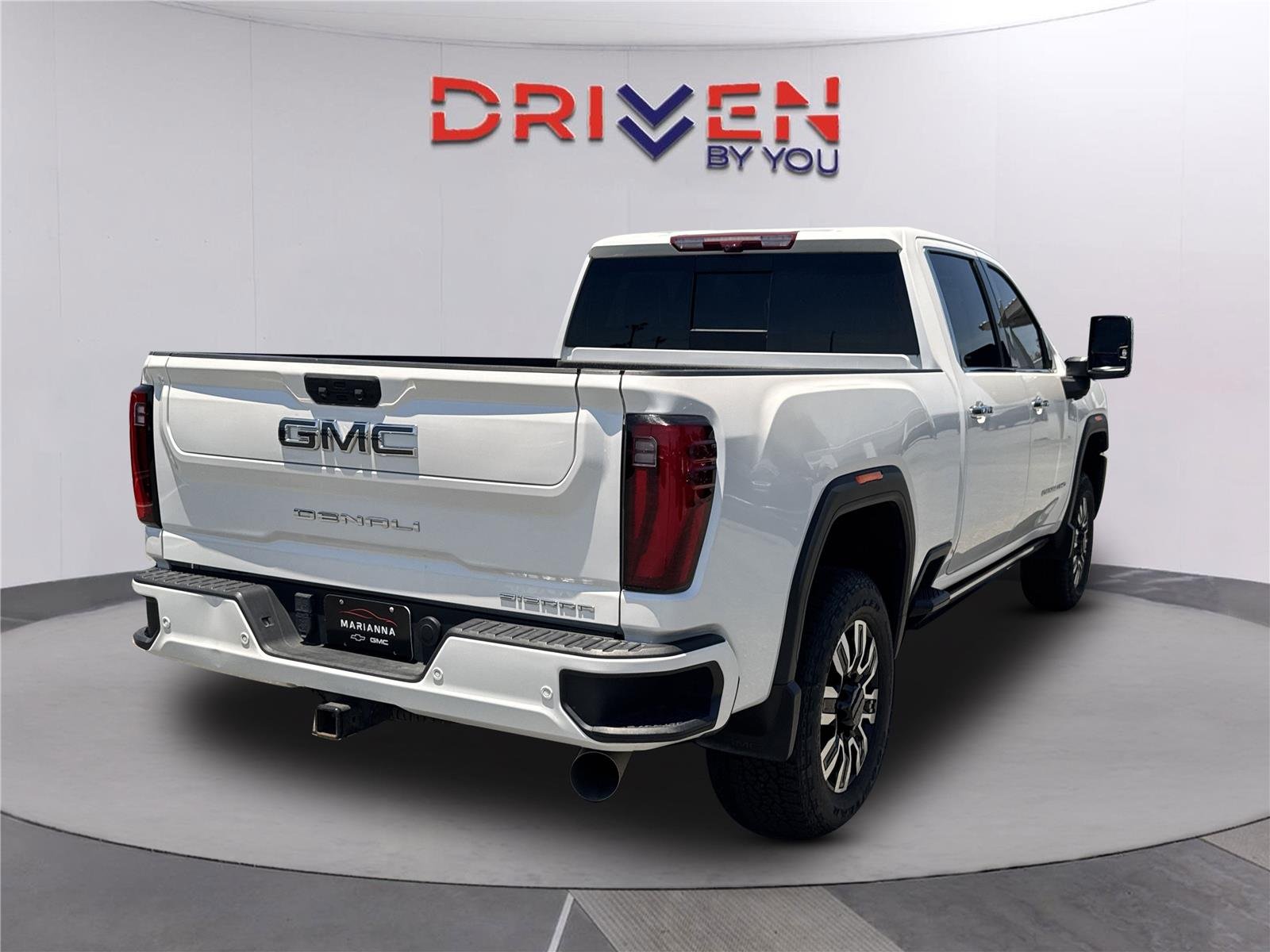 Used 2024 White Frost Tricoat GMC Denali Ultimate image 4