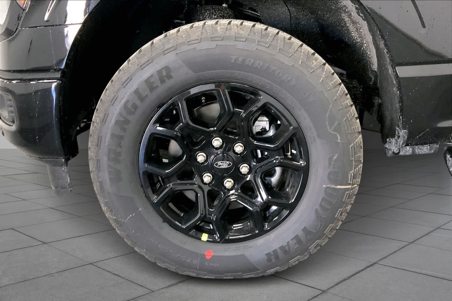 New 2026 Agate Black Metallic Ford XLT image 9