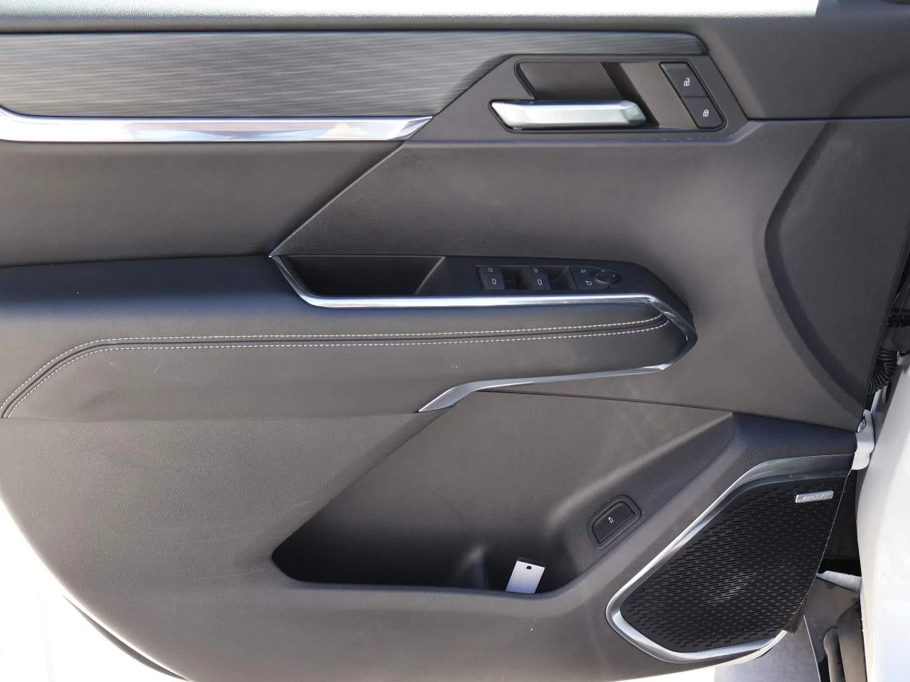 Used 2024 White Frost Tricoat GMC Elevation image 7