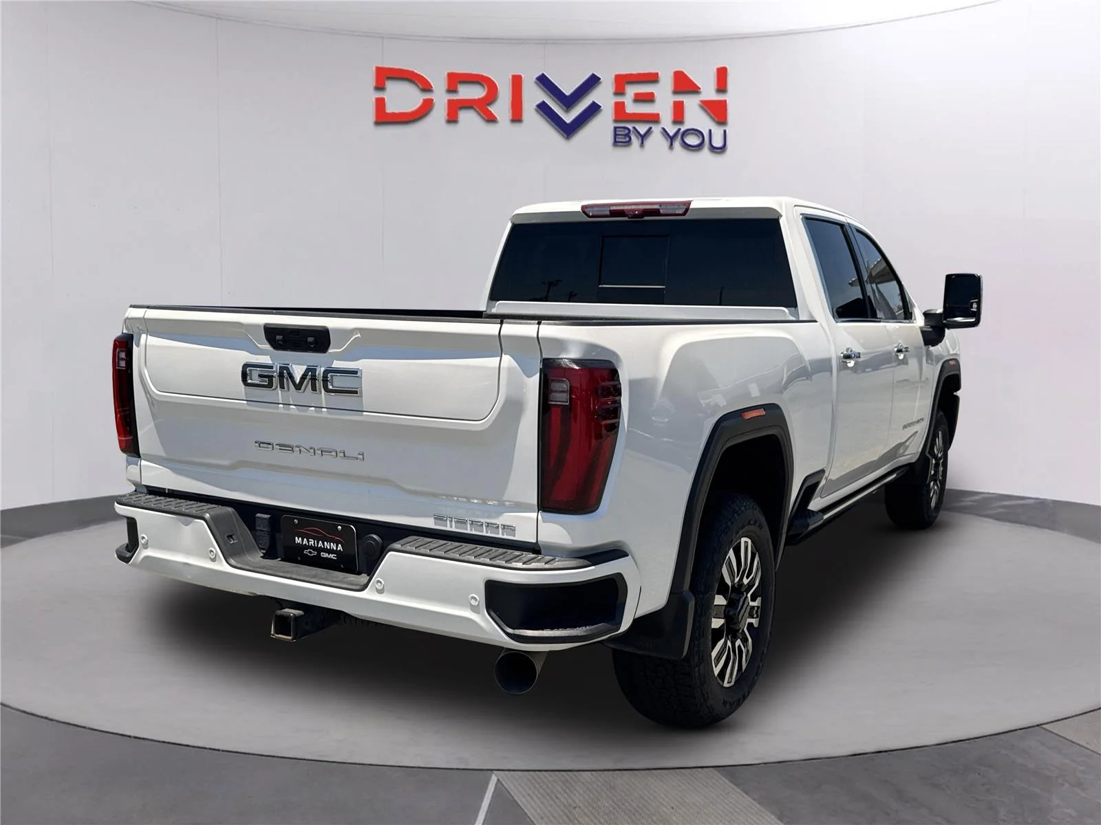 Used 2024 White Frost Tricoat GMC Denali Ultimate image 4