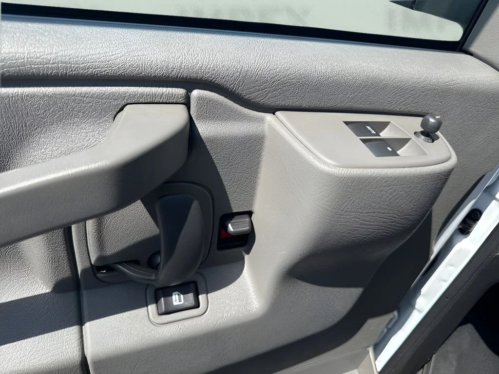 Used 2025 White Chevrolet LT image 22