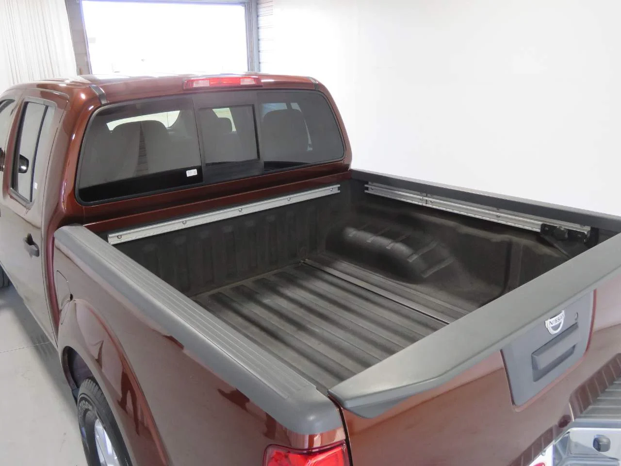 Used 2017 Lava Red Nissan SV Crew Cab image 16