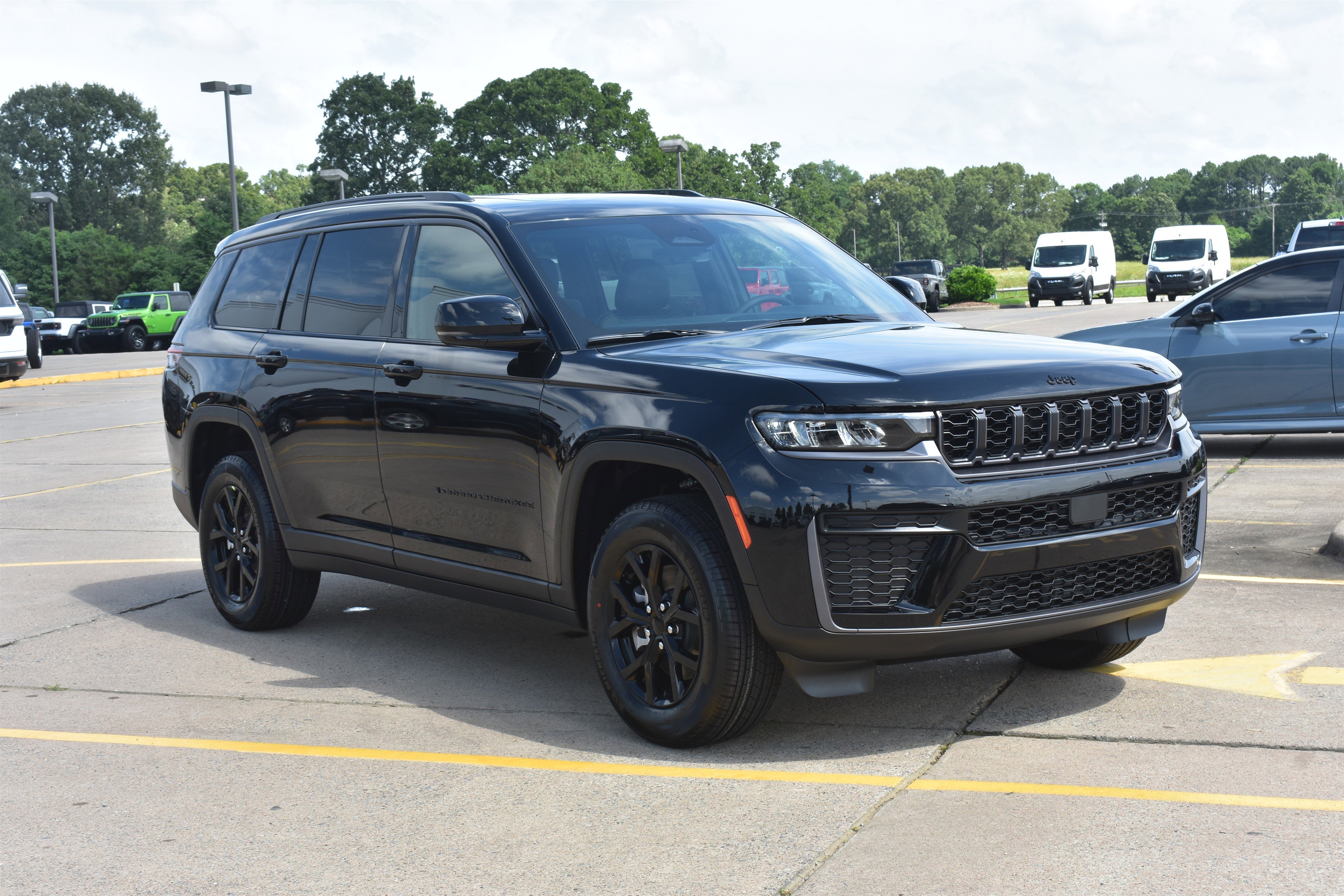 New 2026 Diamond Black Crystal Pearl-Coat Exterior Paint Jeep Laredo Altitude image 3