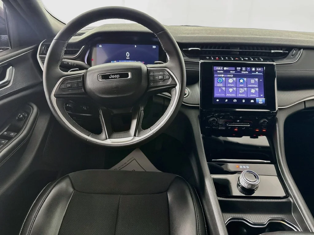 Used 2023 Red Jeep Altitude image 27