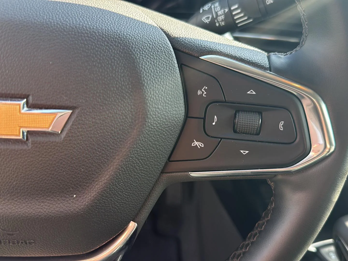 Used 2025 Summit White Chevrolet LT image 14
