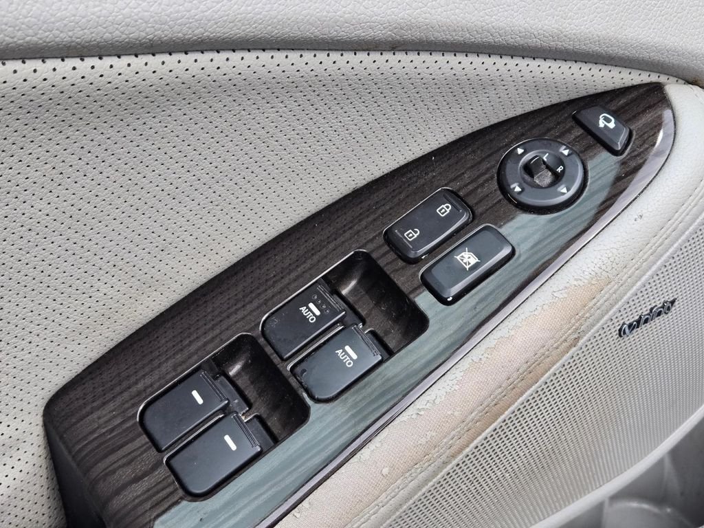 Used 2012 Silver Kia EX image 13