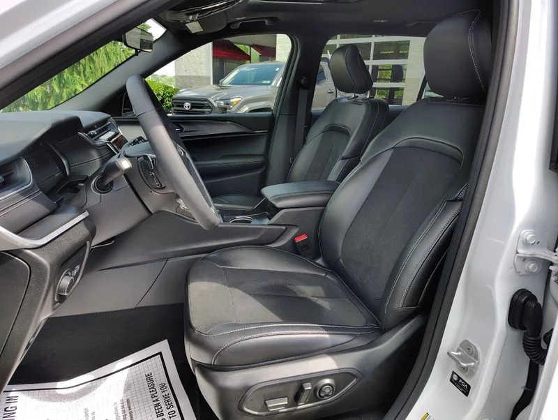 Used 2025 White Jeep Altitude X image 11