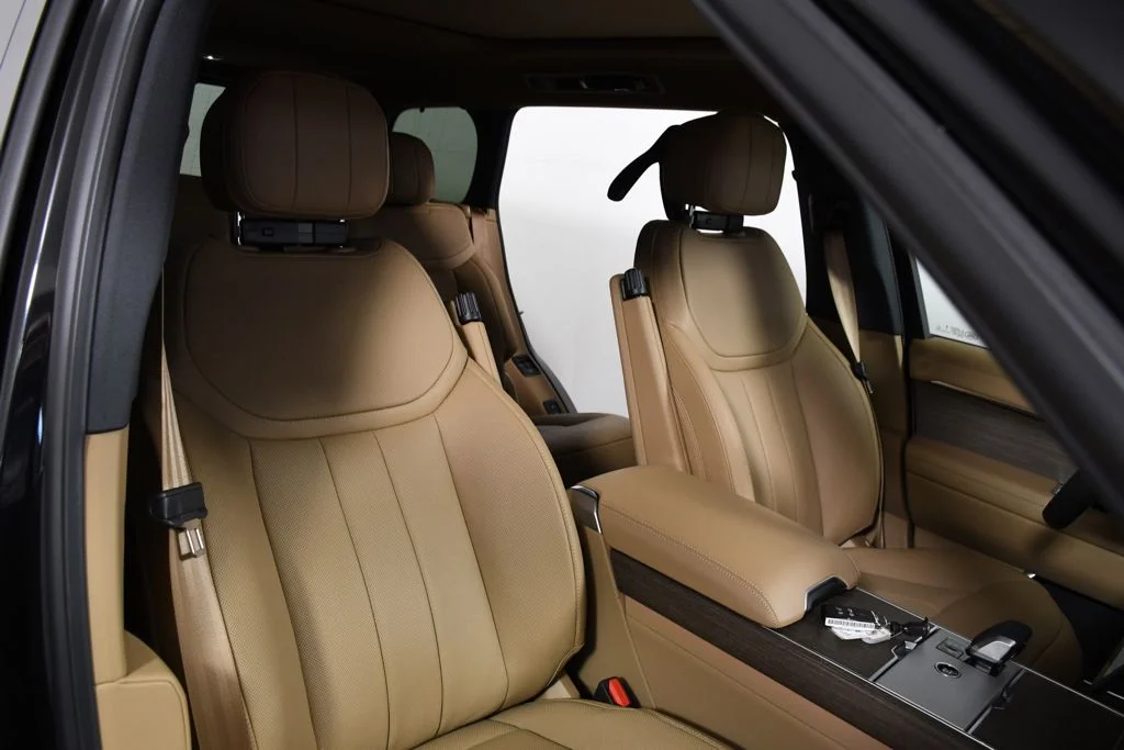 New 2026 Santorini Blk Land Rover SE image 19