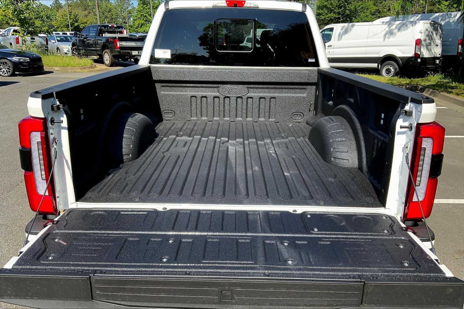 2025 Ford F-350 Super Duty Platinum - Photo 18