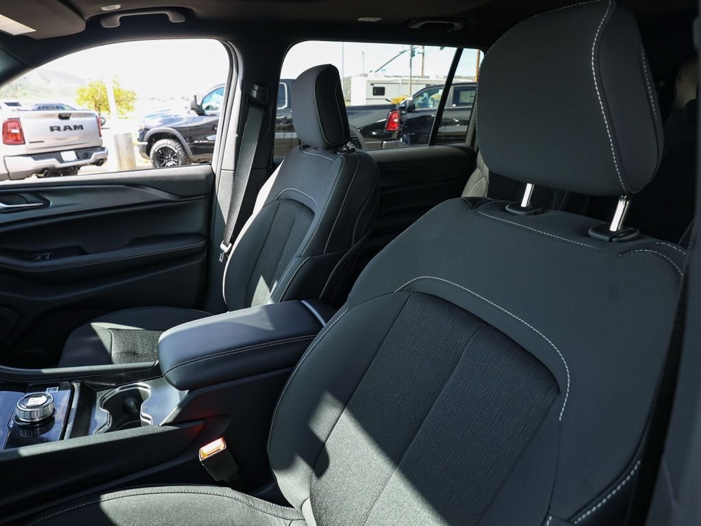 New 2026 Diamond Black Crystal Pearl-Coat Exterior Paint Jeep Laredo image 14