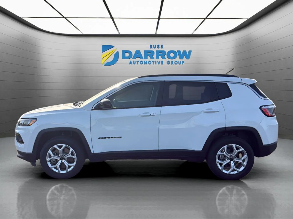 Used 2025 White/off-white Jeep Latitude image 2