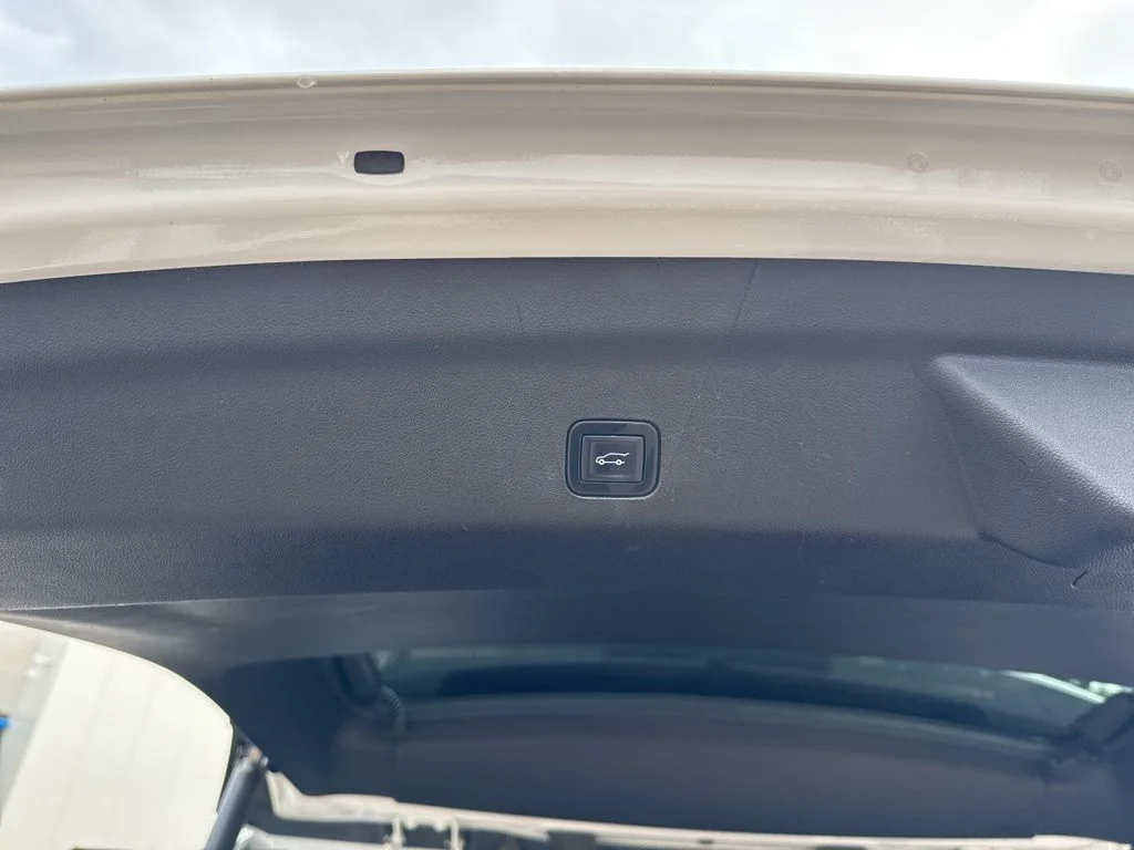 Used 2022 Iridescent Pearl Tricoat Chevrolet Premier image 43