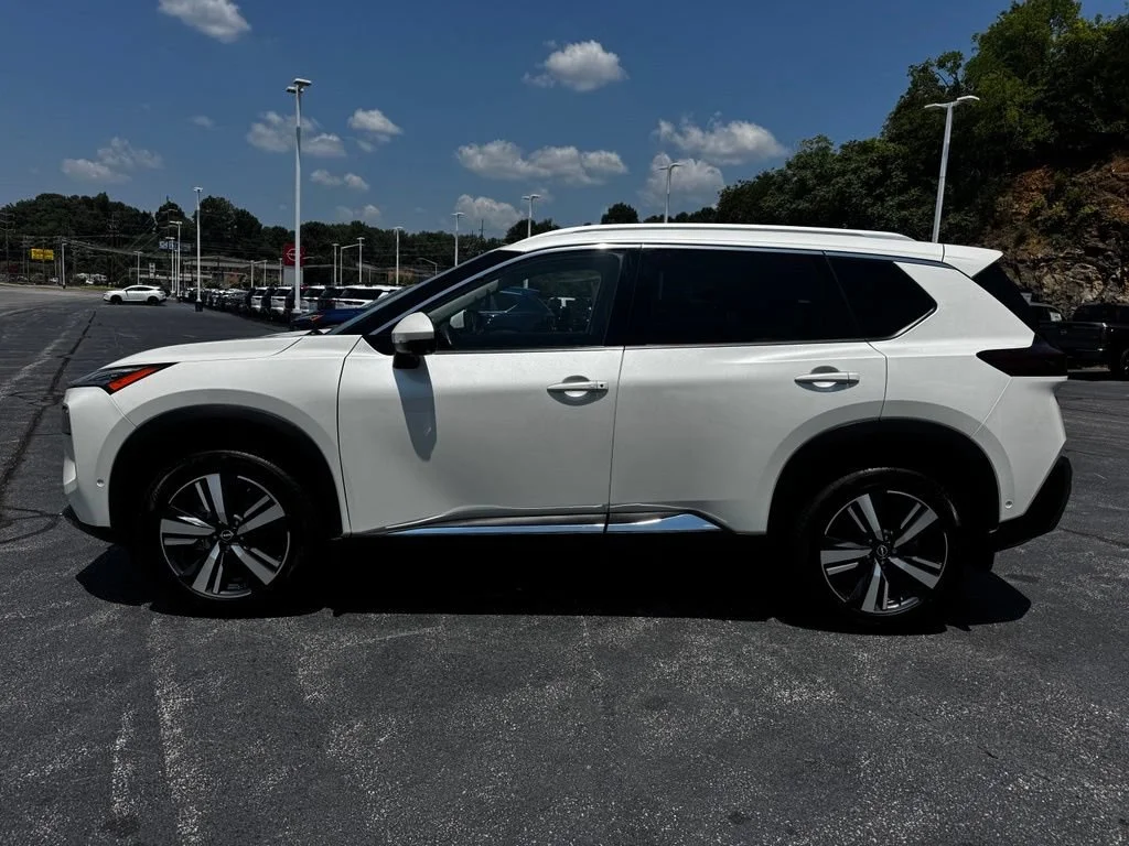 Used 2023 White Nissan SL image 4
