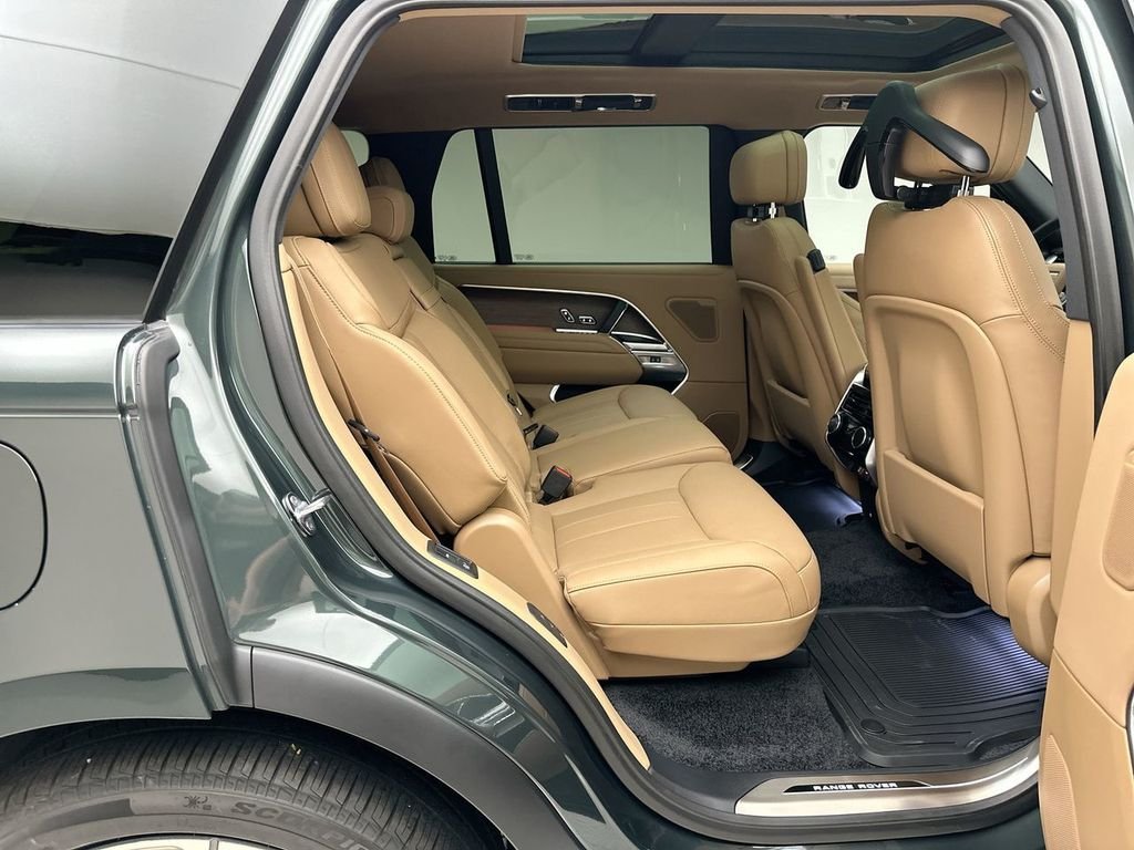 New 2026 Belgravia Green Land Rover SE image 7