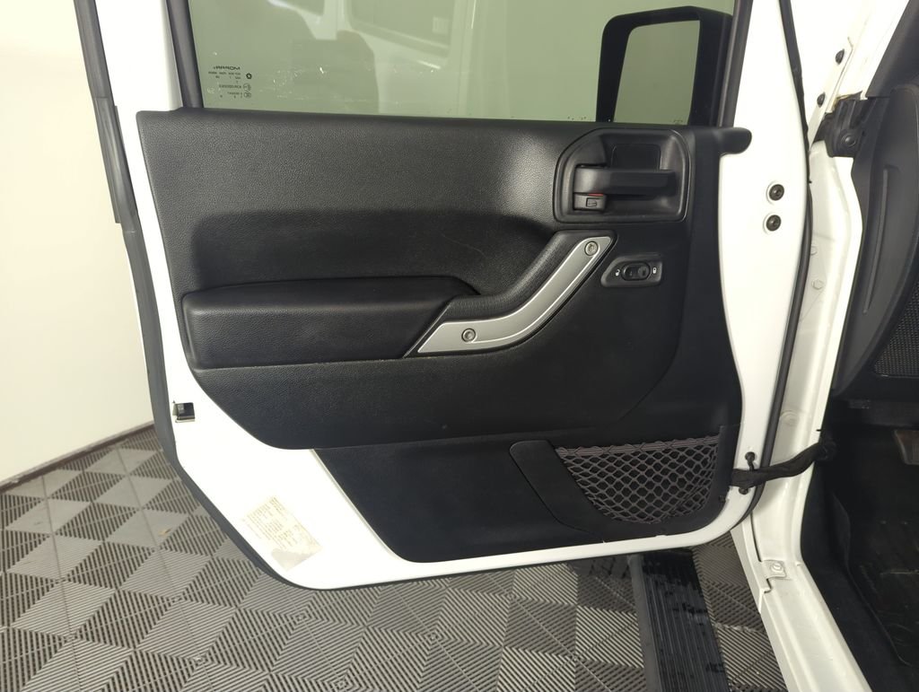 Used 2018 White Jeep Unlimited Sahara image 17