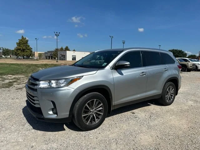 Used 2019 Silver Toyota XLE image 6