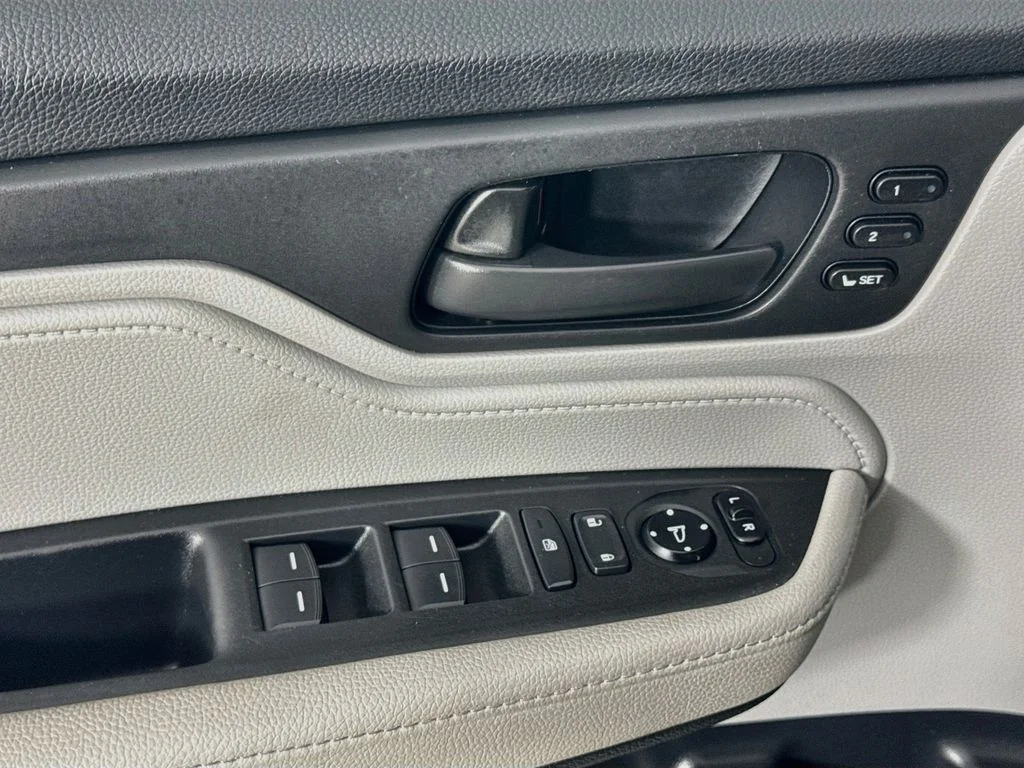 Certified Used 2019 Silver Honda EX-L image 23