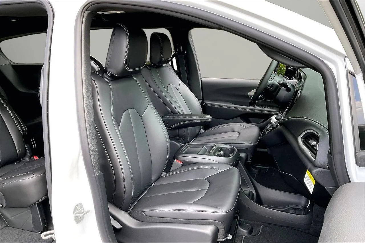 New 2027 Bright White Clear-Coat Exterior Paint Chrysler Select image 19