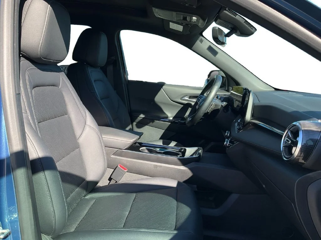 Used 2025 Lakeshore Blue Metallic Chevrolet LT image 26