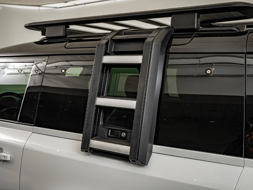 Used 2023 White Land Rover X-Dynamic SE image 15