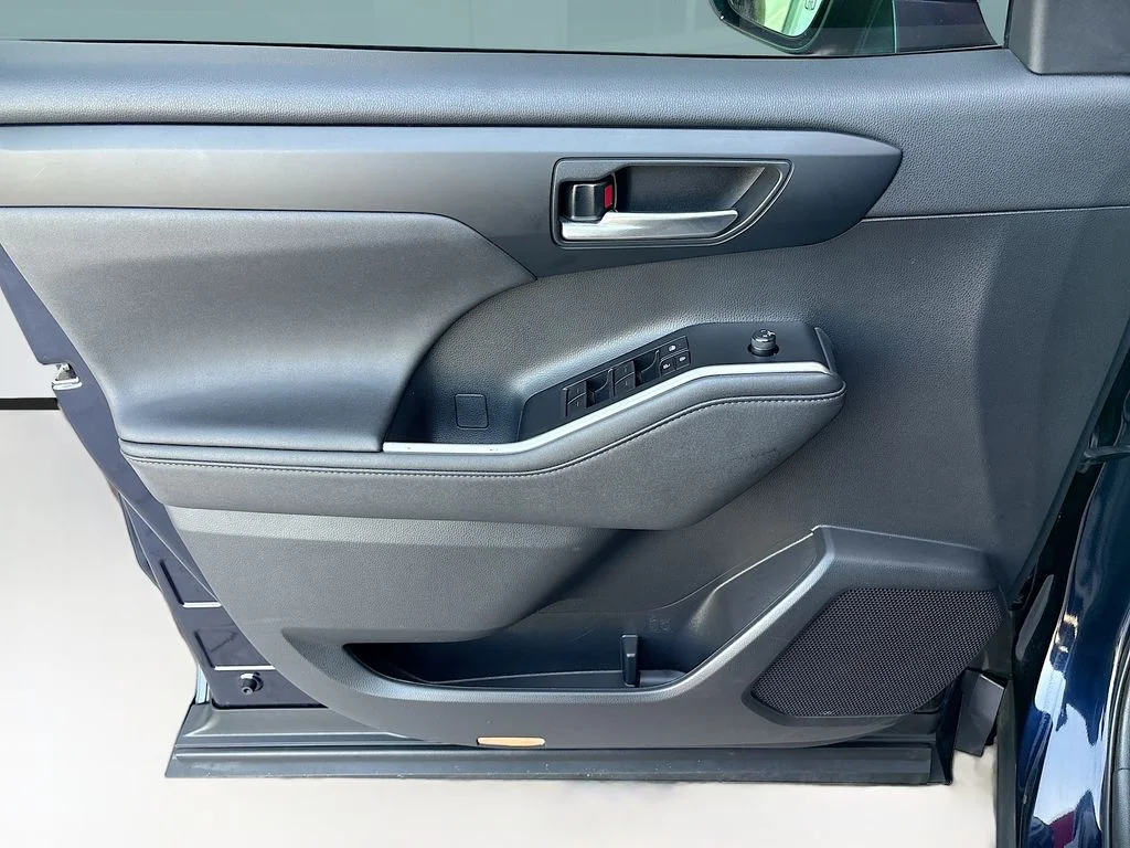 Used 2023  Toyota XLE image 25