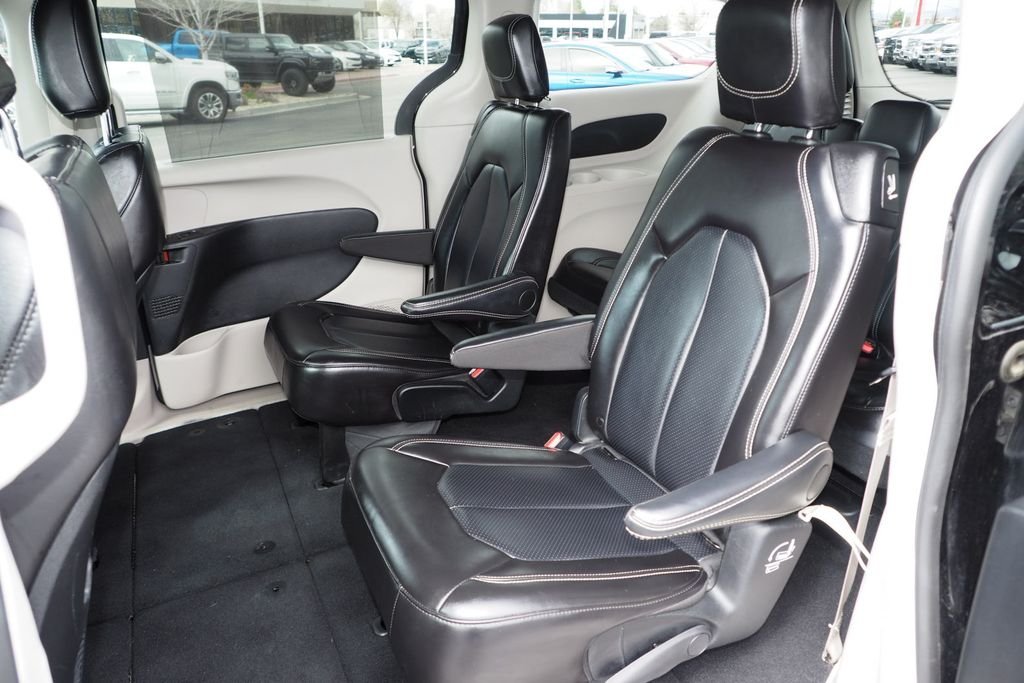 Used 2024 Black Chrysler Touring L image 15