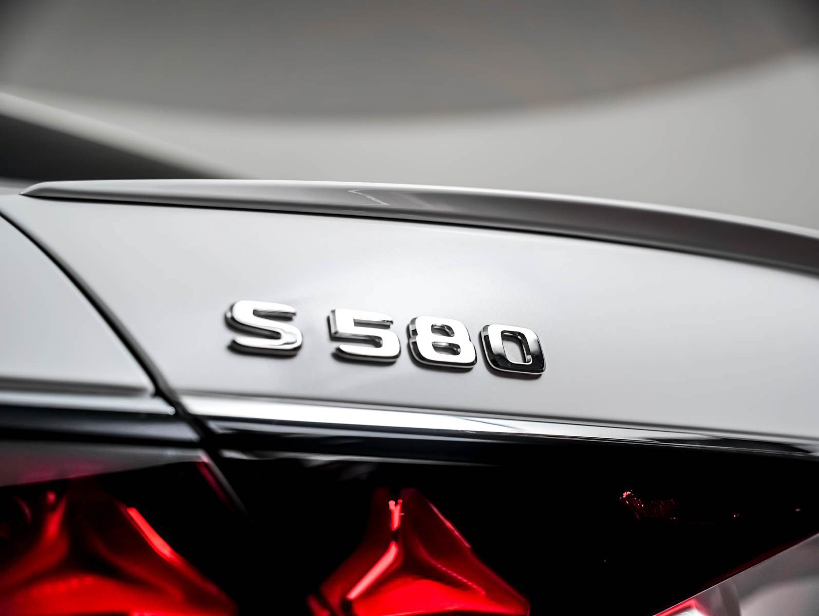 New 2027 MANUFAKTUR Moonlight White Metallic Mercedes-Benz S 580 image 26