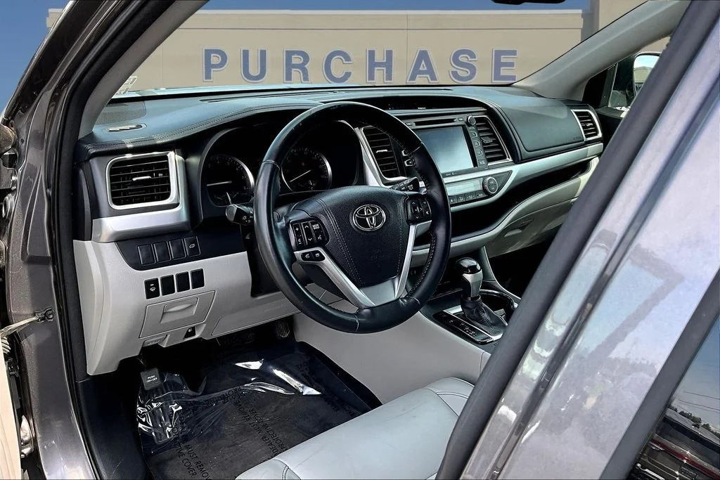 Used 2015 Predawn Gray Mica Toyota XLE V6 image 19