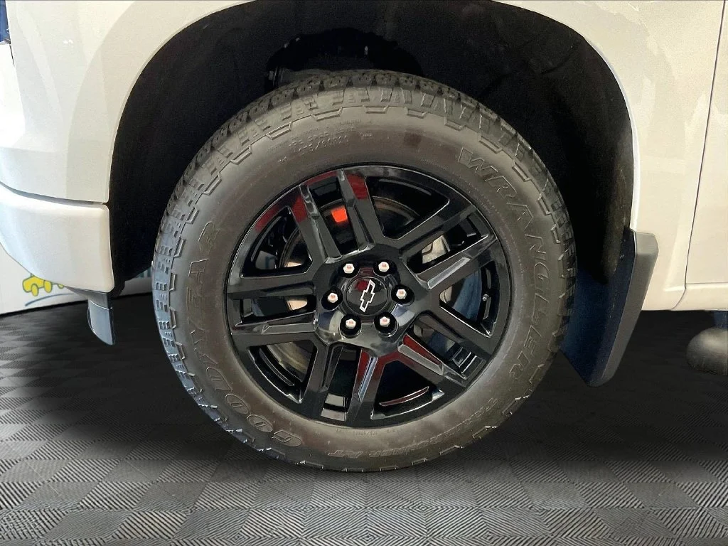 Used 2023 White Chevrolet Custom image 7