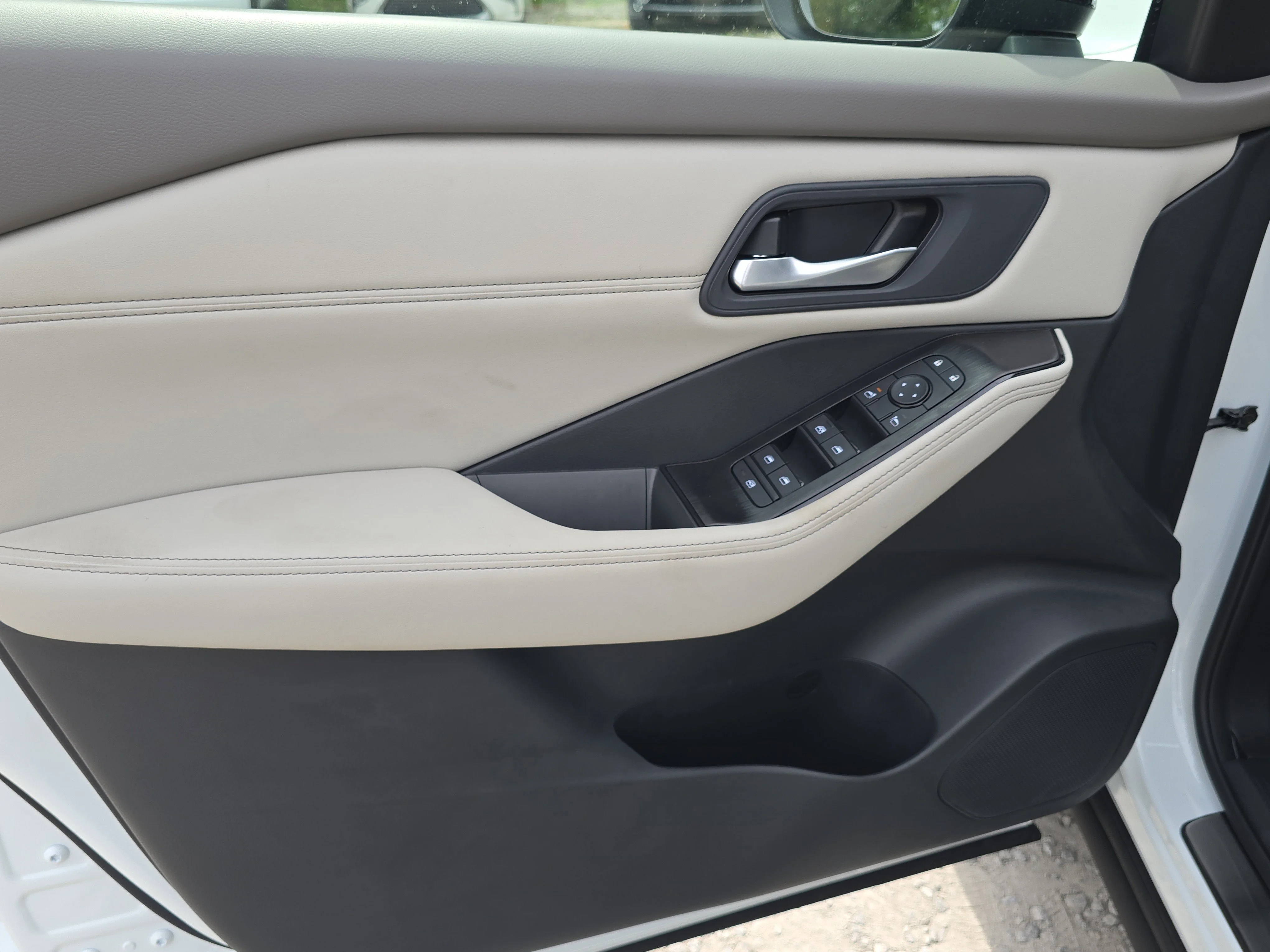 New 2026 Everest White Pearl TriCoat Nissan Dark Armor™ image 18